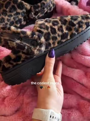 A warm hug for my feet #crocs #crocsunfurgettable #clogs #crocsclogs #fallshoes @Crocs  