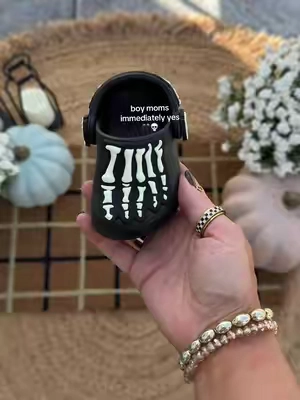 These skeleton glow in the dark crocs are perfect for the boy moms #crocs #kidscrocs #kidsshoes #glowinthedark #boymom @Crocs 