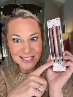 The @tarte cosmetics holiday bundles have dropped and I’m keeping this one for myself! #tarte #tartecosmetics #tarteholidaysets #tarteholidaybundle #girlmom 