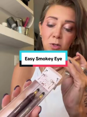 A beautiful Smokey eye doesn’t have to be complicated or messy! These shadow sticks from @tarte cosmetics are so easy to use, you don’t even need a brush! #tartecosmetics #tarteholidaysets #smokeyeye #eyeshadowtutorial #easyeyeshadow 