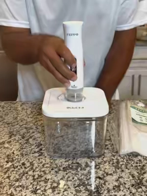A Wireless and rechargeable vacuum sealer that includes 10 reusable bags and 3 vacuum seal containers great for preserving your food and left overs longer! #feppovacuumsealer #FEPPO #foodstorage #vacuumseal #vacuumsealer 