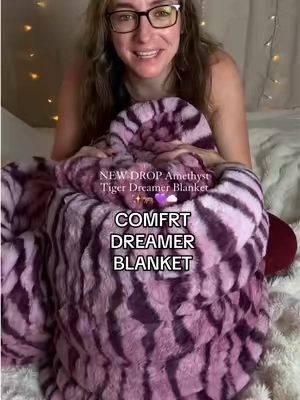 This has to be my fav color yet absolutely stunning 💜🐅☁️✨ #comfrt #dreamerblanket #comfrtdreamerblanket #TikTokShopFallDealsForYou #cozyblanket @Comfrt 