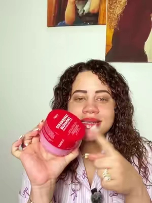 Exfoliante corporal Truly Beauty Strawberry Blossoms con vitamina C, PHA + AHA para suavizar la textura de la piel y dejarla más lisa, hidratada y suave. 🍓✨ #bodyscrub #exfoliantecorporal #bodycare #skincare #tiktokshop 