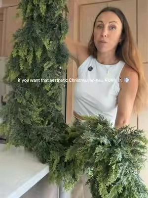 you know the drill… RUN 🏃🏻‍♀️ 💨 #christmas #christmasdecor #winter #garlands #affordabledecor 