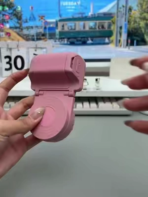 This isn‘t just a phone stand. It’s a remote-controlled comfort machine. #PUTARE#contentcreator#fyp#lazy#tiktokshopmusthaves#scrollingontiktok#remotecontrol#pageturner#camerashutter#phoneaccessoriess#tiktokshopstockup 