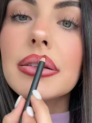 THAT is how you do a 90’s lip combo👏🏼 Liner: mahogany  Lipstick: cream in your coffee @M.A.C Cosmetics Store #MAC #lipcombo #fallmakeup #90smakeup #maccosmetics 