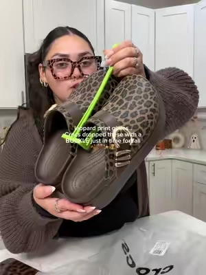Crocs dropped new buckle leopard print clogs just in time for fall and I’m obsessed 😮‍💨🍂🤎✨ #crocs #leopardprint #tiktokshopfalldealsforyou #TikTokShopBlackFriday #TikTokShopCyberMonday 